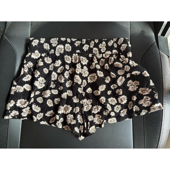 Forever 21 Shorts Black with Flowers size XS - Picture 3 of 3